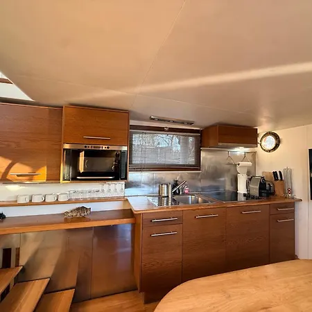 Appartement Sur Peniche A Bagatelle Parijs
