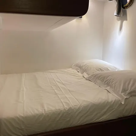 Sur Peniche A Bagatelle * Paris